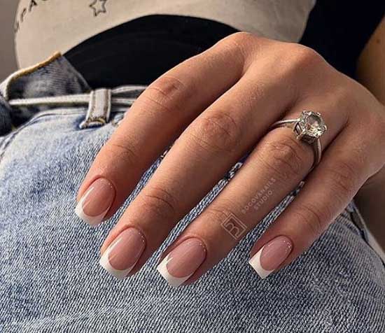 Veste blanche classique et ongles carrés