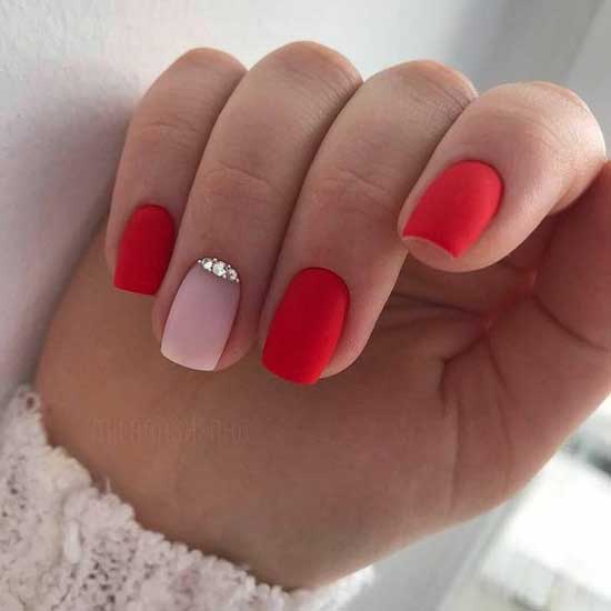 Red manicure with an emphasis on one nail