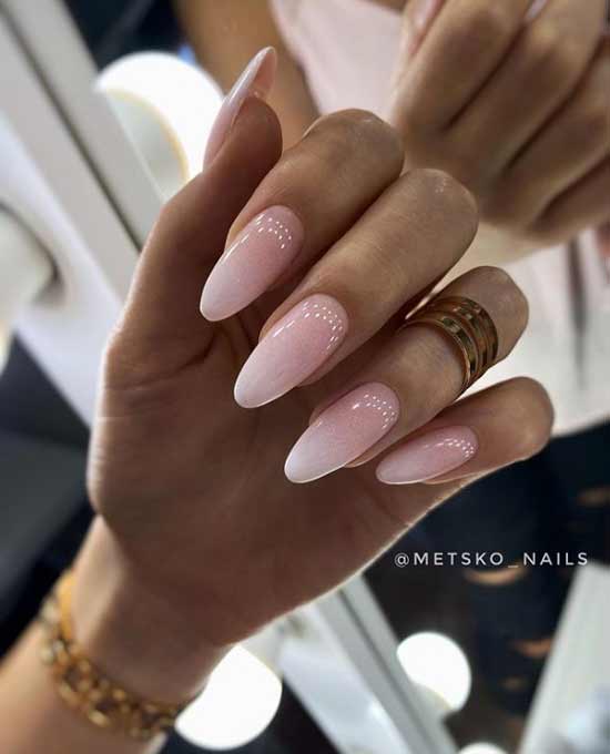 Beige and white gradient on the nails