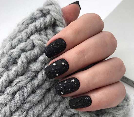 Manucure à paillettes noires pour l'automne