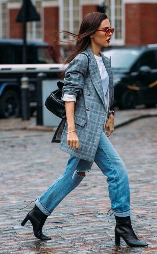 Stylish looks with jeans: accent on the figure