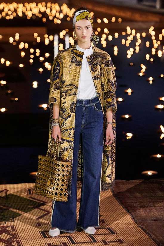 Chanel 2019 look with wide jeans