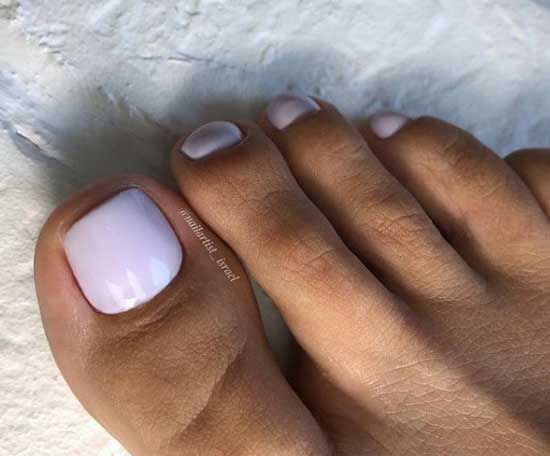 Light lilac pedicure