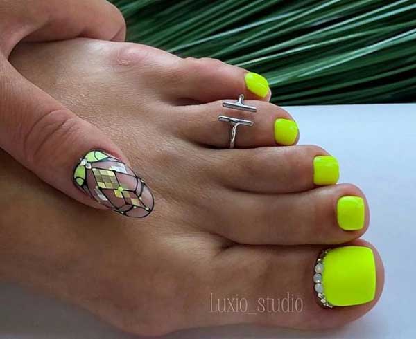 Acid monochromatic pedicure