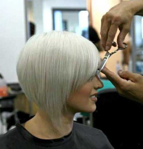 Coupe de cheveux frange par un coiffeur