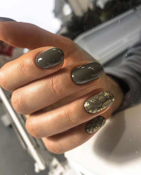 Dark manicure