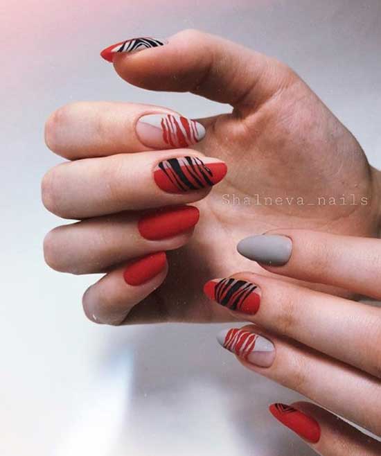 Print and berry dark tones in manicure