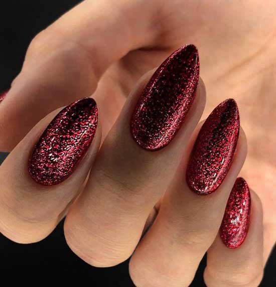 Dark manicure with glitter in dark shades