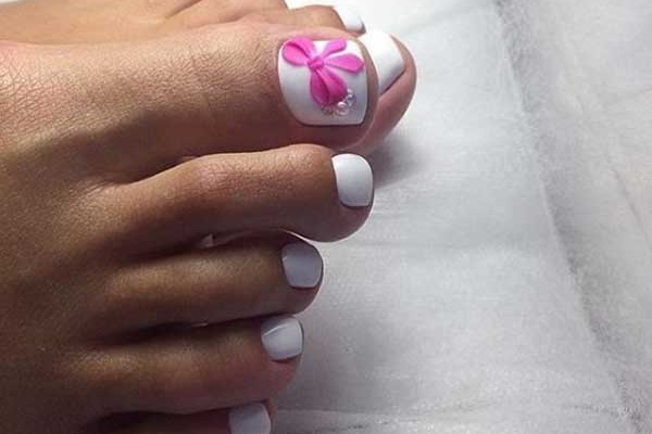 White voluminous pedicure photo