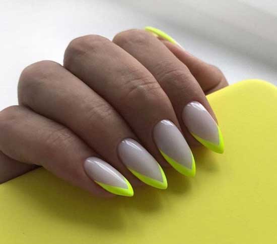 Neon French sur les ongles en amande