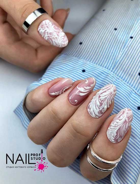 Volumetric monograms on almond-shaped nails