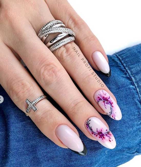 Fleurs délicates sur des ongles en amande