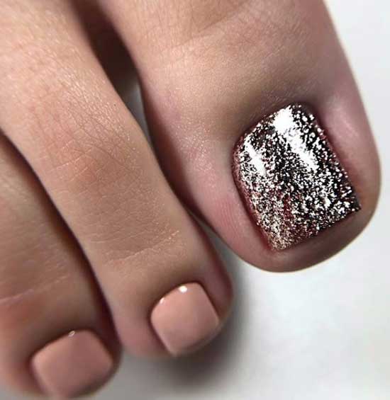 Glitter nude pedicure