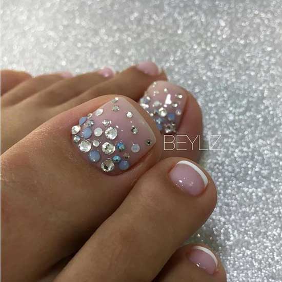 Trendy nude pedicure