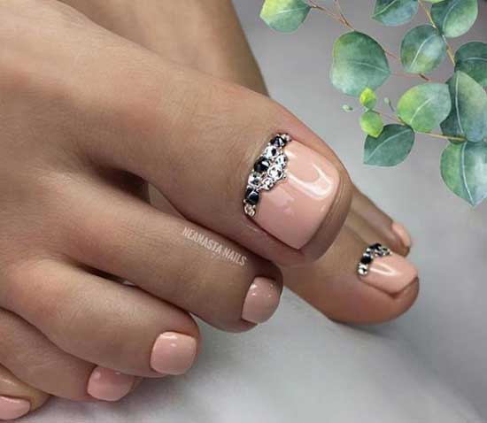 Top designs of nude pedicure 2019-2020 according to Instagram. Photo.