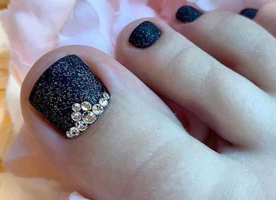 Pedicure design in black with glitter