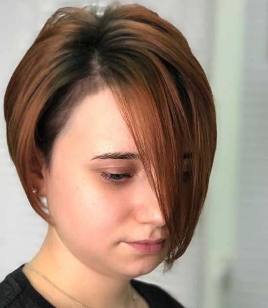 Fille avec une coupe de cheveux où le whisky est rasé