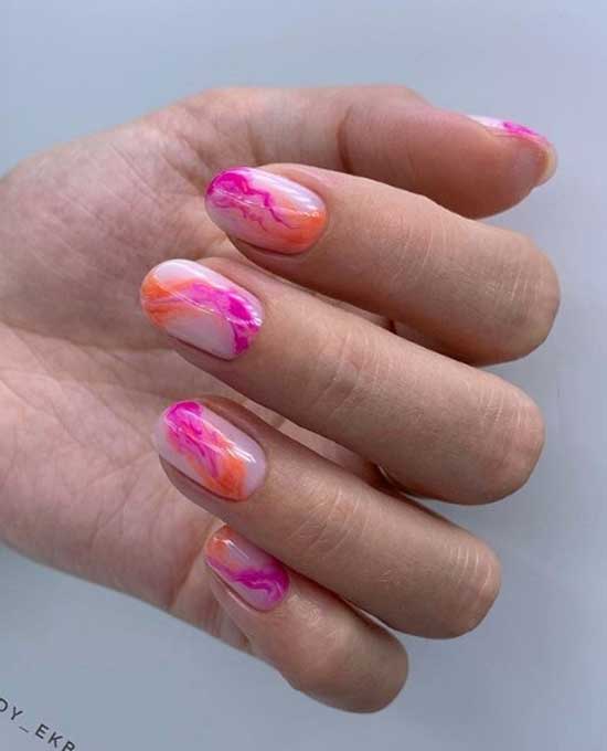 Bright colors in abstraction on nails