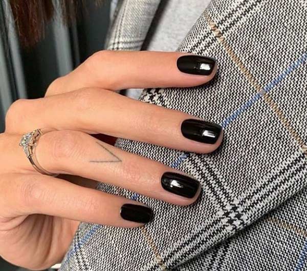 Oval nails with a dark solid color