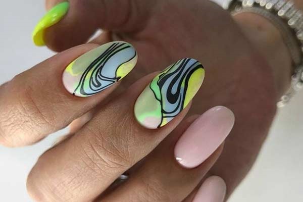 Design à la mode des ongles ovales 2019-2020