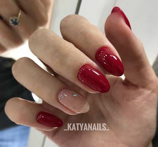 Conception d'ongles ovales avec des reflets et du vernis rouge