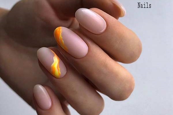 Chic nude design of oval nails