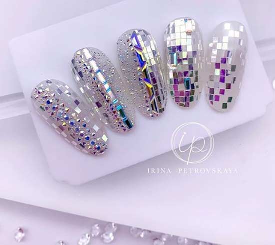 Pixie et cristaux Swarovski sur fond transparent d'ongles ovales