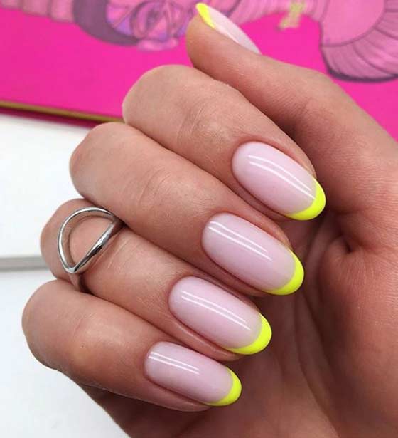 Veste colorée sur ongles arrondis