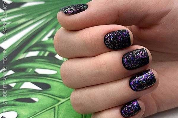 Mélange de paillettes et de paillettes sur des ongles courts foncés