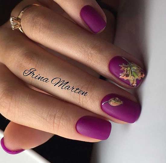 Manucure violette sur ongles courts
