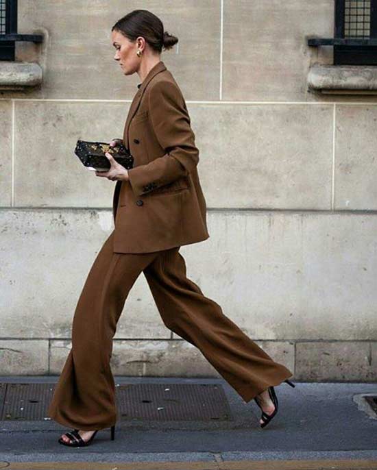 Fille à la mode en tailleur pantalon marron