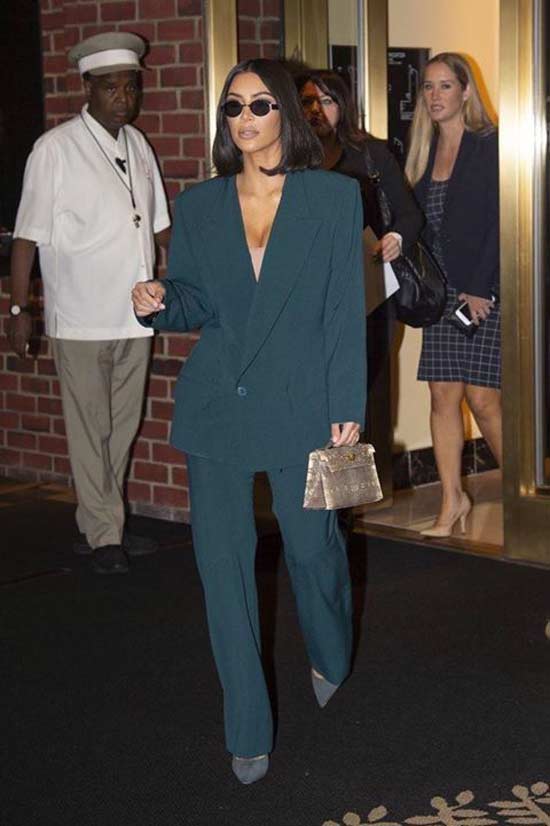 Kim Kardashian en tailleur-pantalon - look