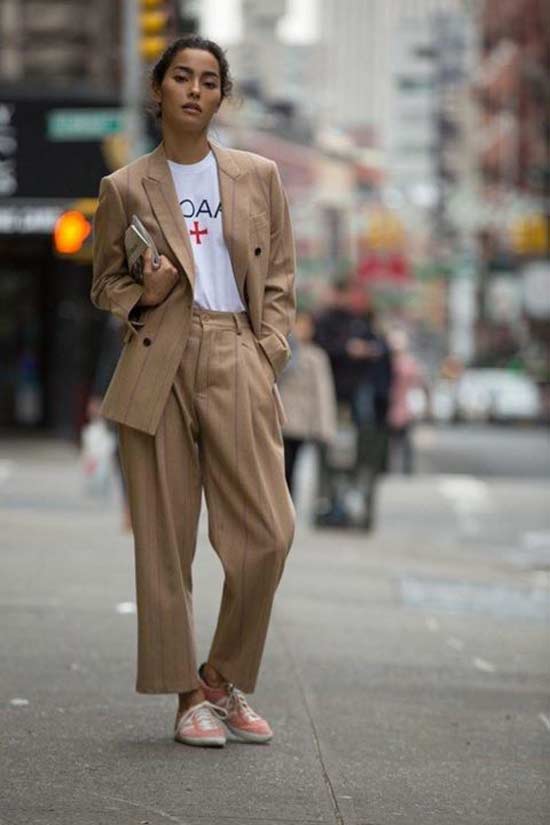 Fille dans un tailleur pantalon beige