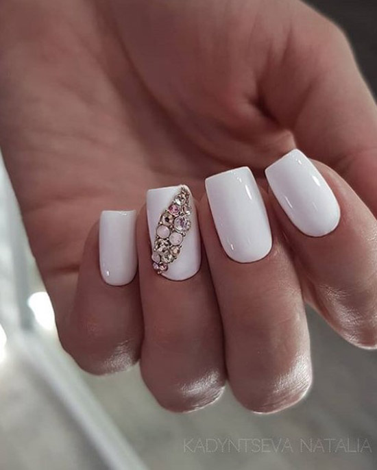 Manucure blanche pour ongles moyens
