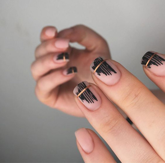 Minimalist style on medium length nails