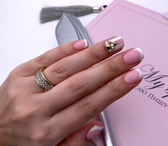 Beautiful white jacket for medium nails