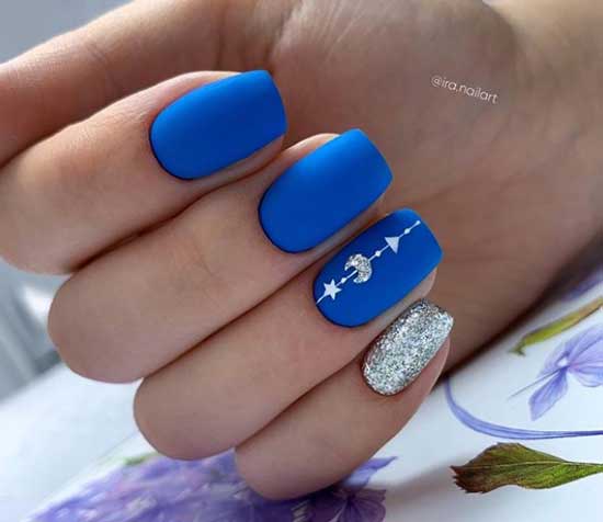 Manucure bleue et nail art