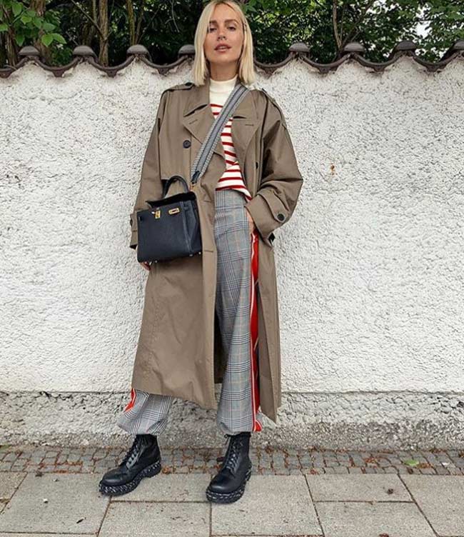 Regardez avec un trench beige et des bottes hautes rugueuses