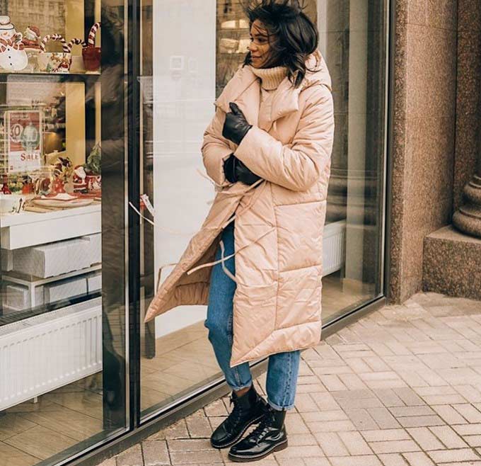 Long beige down jacket and coarse lace-up boots