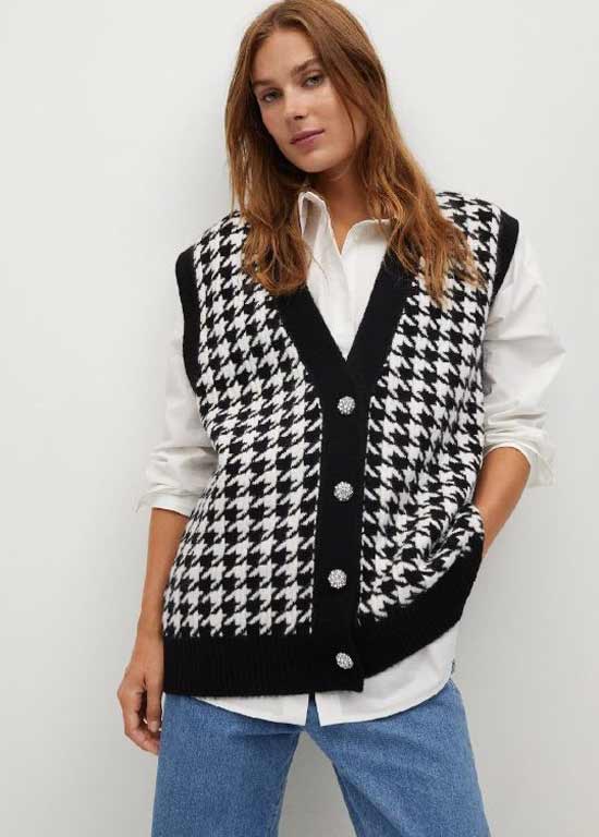 Look with a vest with a print