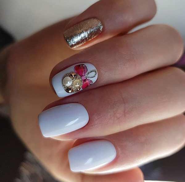 Conception d'ongles blancs pour le nouvel an