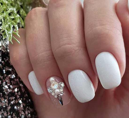 White color manicure design photo