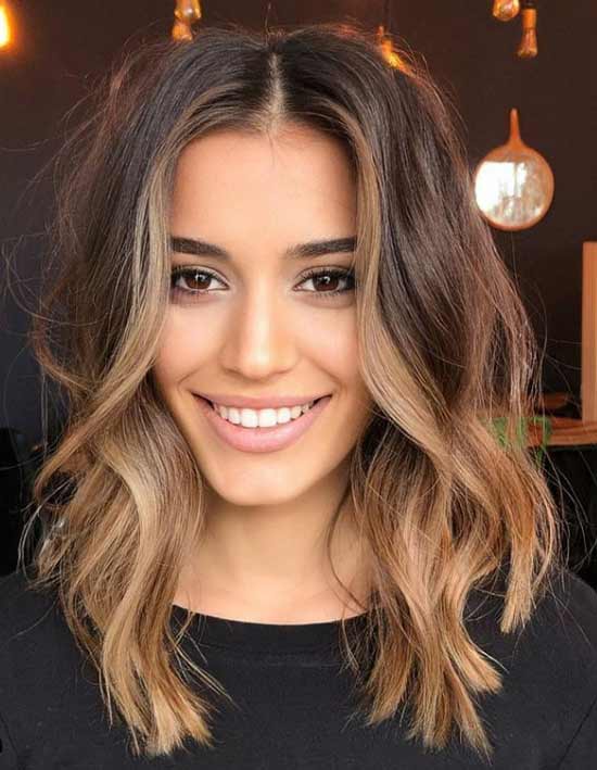 Fashionable shoulder-length haircut