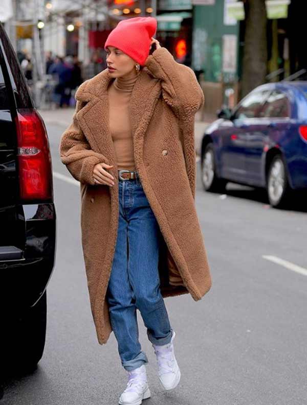 Bright hat with a beige fur coat