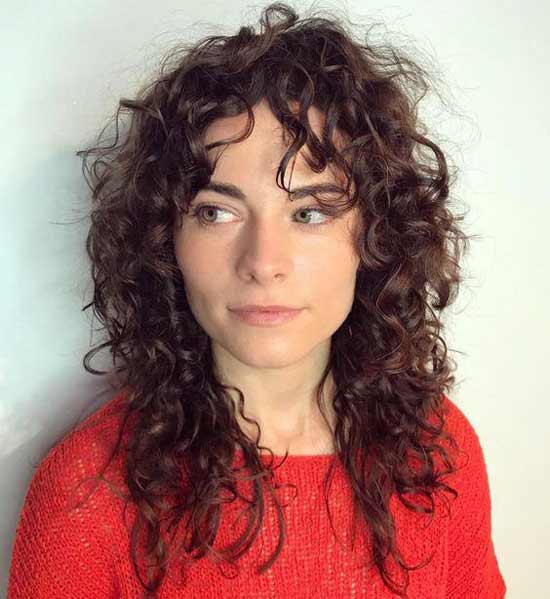 Natural curls fashionable winter hairstyle