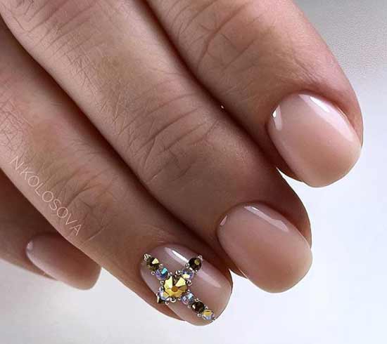 Short nude nails and rhinestones