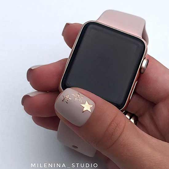 Matte nude with stars on the nails