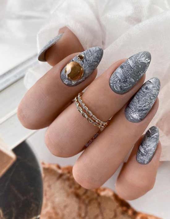 Silvery textures in manicure