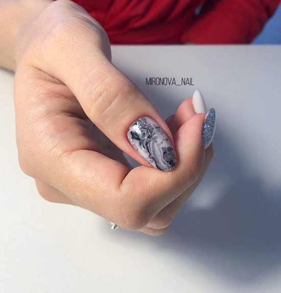 La texture de la pierre sur les ongles avec un éclat argenté
