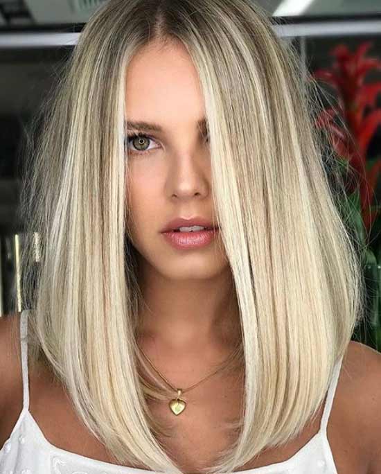 Blonde avec une belle coupe de cheveux sans coiffage